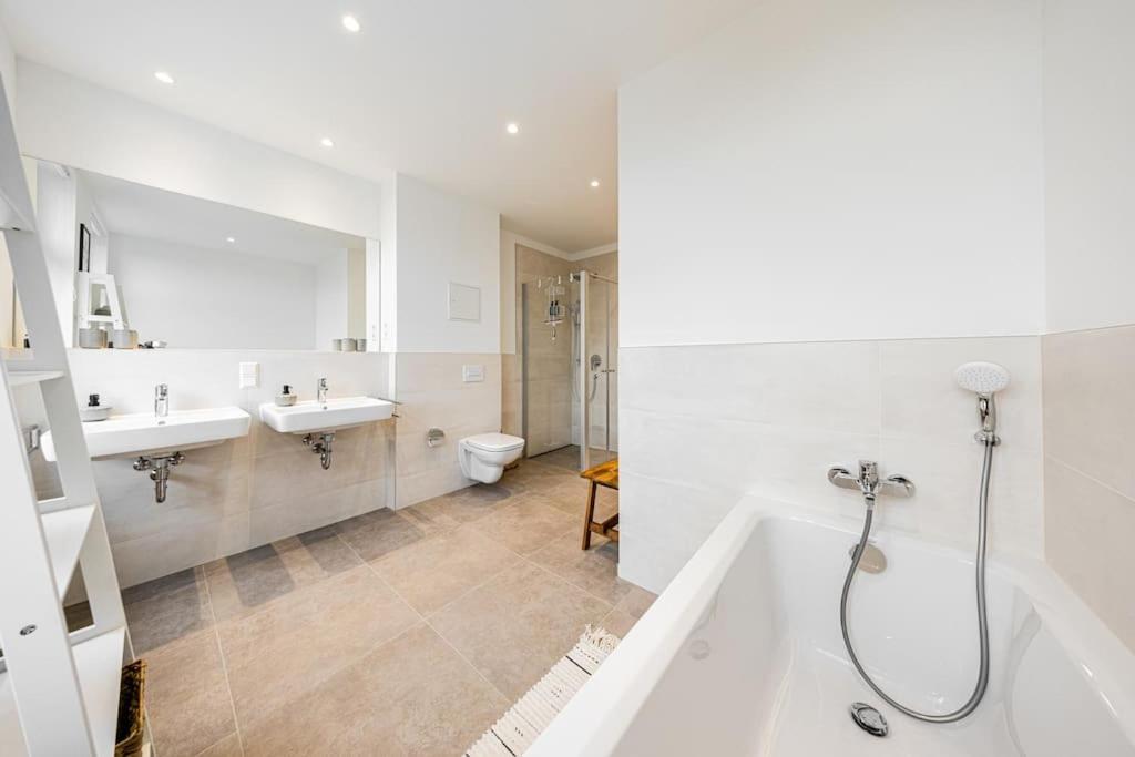 Stylisches Zentrales City-Apartment Mit 2 Balkonen ไลป์ซิก ภายนอก รูปภาพ